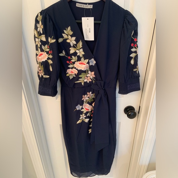Hope & Ivy Neck Wrap Dress in Navy with Floral Embroidery and waist bow tie - Picture 4 of 6